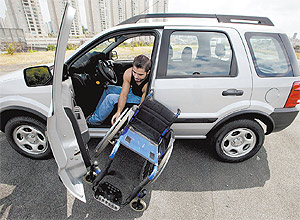 Deficientes testam cinco modelos de carros adaptados