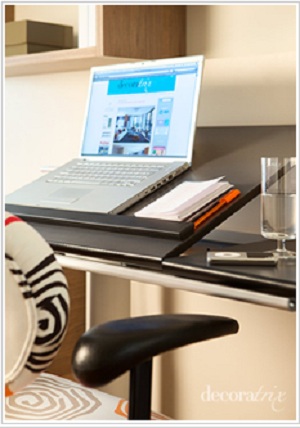 Os acessórios móveis e de elevação, tais como suporte do computador e mesa de cabeceira, são essenciais para garantir a ergonomia de um quarto desse tipo.