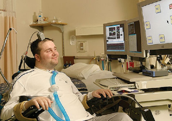 Paciente Matthew Nagle comandando cursores e jogando pong em um computador.
