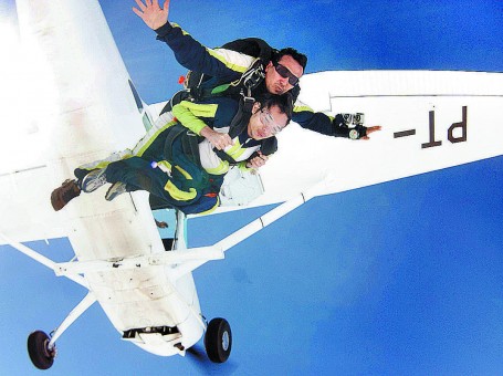 Ezequiel Saviolli salta com o instrutor Paulo Assis, da Sky Radical: alegria de poder realizar um sonho radical no céu de Campinas
