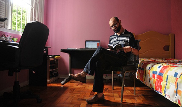 O psicólogo e escritor Emílio Figueira, 42, em sua casa, em São Paulo