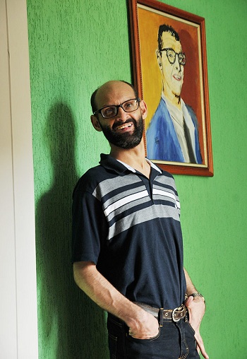 O escritor Emílio Figueira, 42, que tem paralisia cerebral