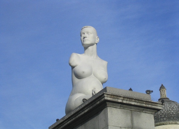 Artista britânico Marc Quinn fez uma escultura em sua homenagem, intitulada "Alison Lapper Grávida".  