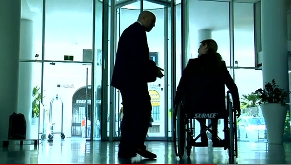 Mulher cadeirante ao lado de homem sem deficiência