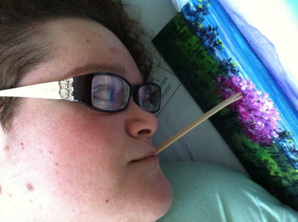 Eliana Zagui pintando quadro com a boca