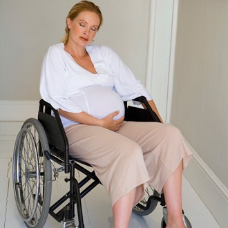 Mulher cadeirante grávida (Imagem: Baby Zone)