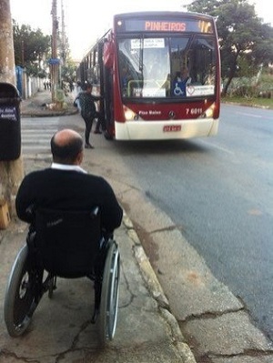 Após realizar o sinal três vezes, Giovani consegue embarcar em ônibus na zona sul (Foto: Carolina Garcia).