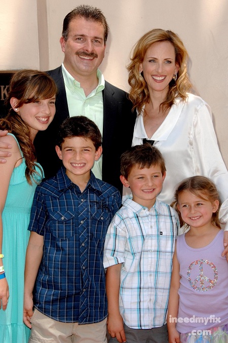 Marlee e sua família (o marido Kevin Grandalsk e os filhos Sarah Rose, Brandon, Tyler, e Isabella Jane)