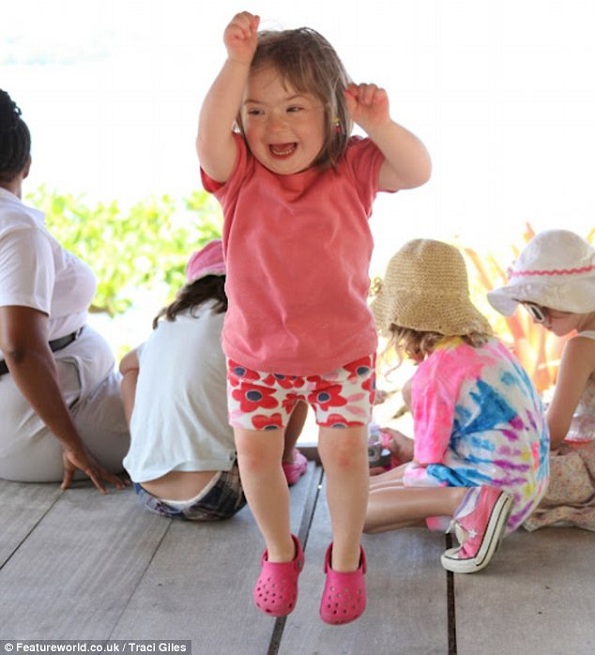 Pulando de alegria: o entusiasmo  da pequena Natty é contagioso o que a transformou numa modelo procurada