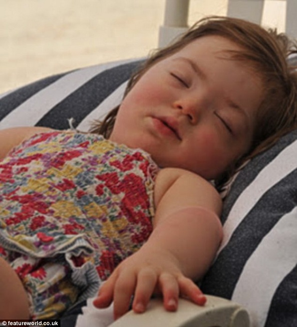 Bela Adormecida: Aos cinco anos de idade, tirando uma sesta merecida depois de brincar na praia (Foto Reprodução: Daily Mail).