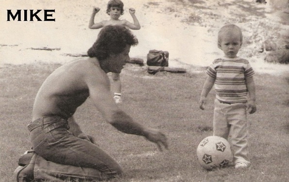 Uma das fotos raras de Stallone: Ele brincando de bola com Seargeoh, criança autista. E ao fundo seu filho mais velho, Sage.