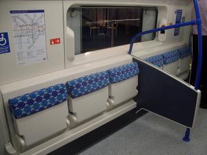 Vagão do metrô londrino, com assentos retráteis e barra de sustentação, destina espaço para até dois cadeirantes (Foto: Martin Belam/Creative Commons) 