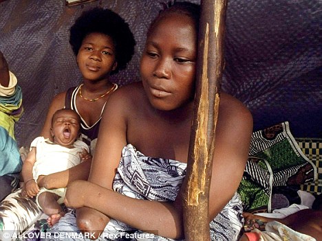 Mariatu com seu bebê Abdul e sua "irmã" em um acampamento para amputados em Serra Leoa, em 2000. (Imagem: Daily Mail)