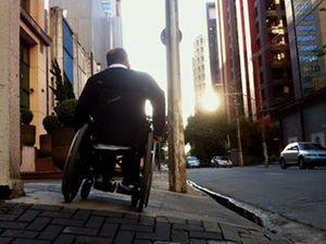 Cadeirante atravessa calçada irregular em São Paulo (foto de arquivo) / Foto: Carolina Garcia, iG São Paulo