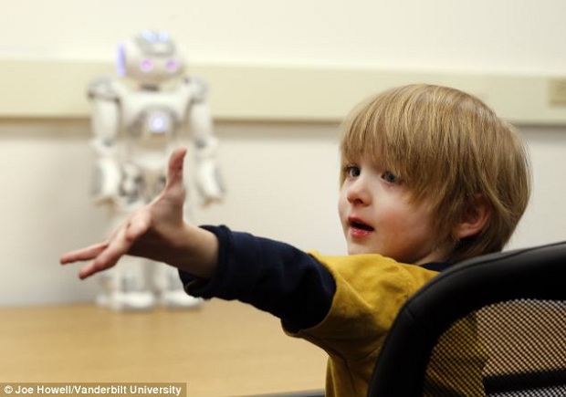 Aiden interagiu de forma surpreendente com robô (Foto: Reprodução/Daily Mail)