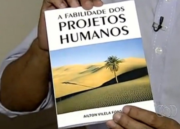 Livro de 89 páginas foi lançado em Goiânia (Foto: Reprodução/ TV Anhanguera)