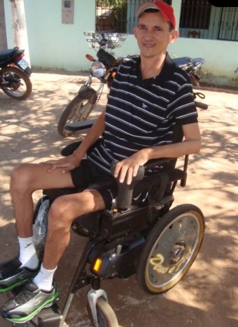 Elessandro coloca cadeira-de-rodas a venda para comprar remédios