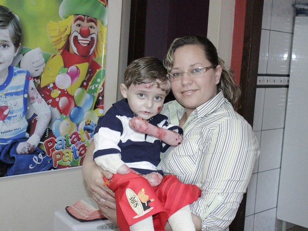 Vanessa Alves Costa dedica seu tempo para cuidar do filho de cinco anos (Foto: Valdivan Veloso / G1)