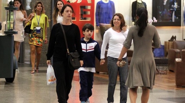Bel Kutner e o filho Davi, em um passeio por um shopping center carioca. Foto: AgNews