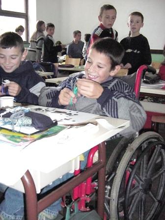 Aluno cadeirante em sala de aula