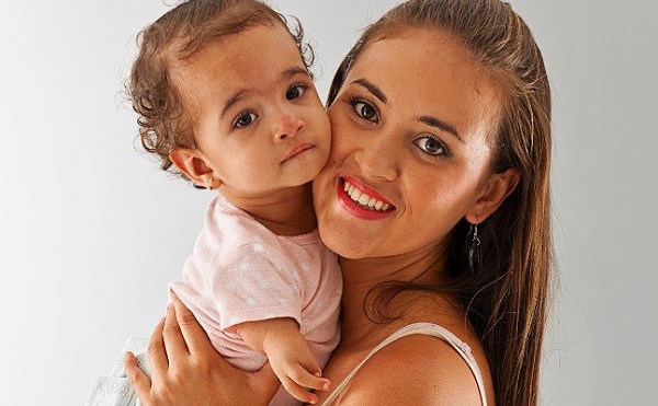 A mãe Daiane Flores de Farias e Ana Clara Farias Lima, de 1 ano e 11 meses. Ela tem má-formação congênita e entrou na AACD aos 4 meses. Foto: Sérgio Chvaicer/AACD