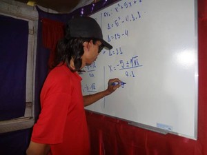 Ágil com o pincel atômico, o estudante faz cálculos e demonstrações matemáticas. (Foto: Luana Laboissiere/G1)