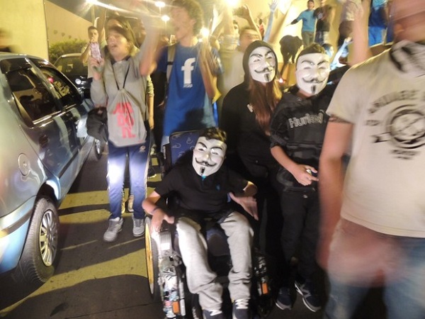 Jovem cadeirante também estava entre os manifestantes no 'Buraco do Padre' (Foto: Pedro Carlos Leite/G1)