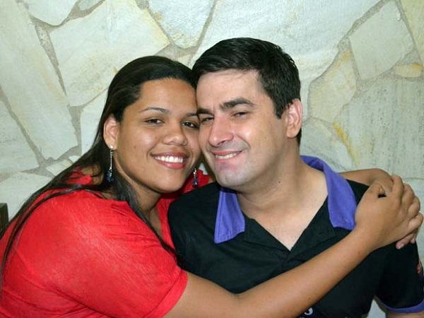 Casal se conheceu pela internet, e mesmo com a revelação da deficiência, ficaram juntos (Foto: Lucas Soares / G1)
