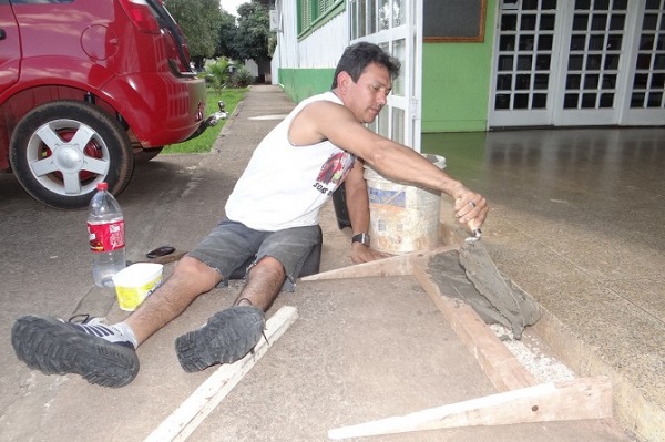 Cadeirante em Juína, Samuel Santos, constrói rampa de acesso em órgão público