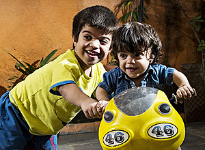 Pedro Henrique, 6, e João Paulo, 2, brincam em casa. Foto: Eduardo Knapp/Folhapress