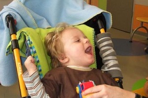 Dois meses após início de tratamento, menino que sofreu paralisia cerebral já sorria e balbuciava algumas palavras Foto: Arne Jensen / Divulgação