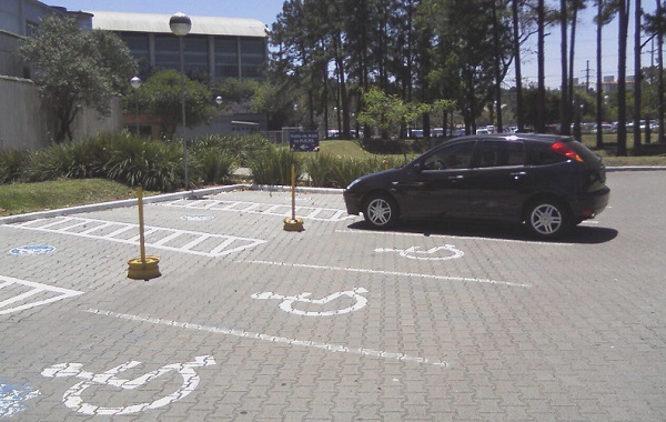 vaga de estacionamento para deficientes