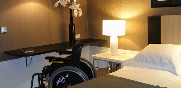 No projeto de Robson Gonzales, a bancada com vão livre de 0,73 m permite o encaixe da cadeira de rodas