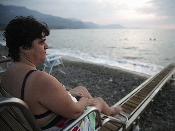 A grega Matoula Kastrioti observa praia em Alepochori, no dia 12 de julho (Foto: Yorgos Karahalis/Reuters)