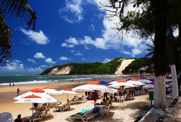 Praia de Ponta Negra, em Natal (RN),  beneficiada com o projeto OrtoRio. Foto: Ricardo, CC BY