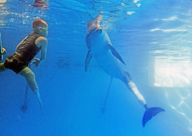 Garoto que perdeu parte das pernas com o golfinho Winter (Foto: Jim Damaske/'Tampa Bay Times'/AP)