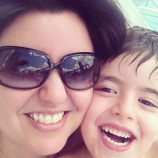 Após o diagnóstico de autismo do filho Theo, Andréa criou um blog para ajudar a acabar com os mitos em torno do transtorno. Foto: Arquivo pessoal.