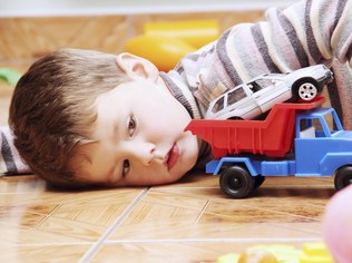 Fascínio por brinquedos que rodam ou por rodinhas dos brinquedos é uma das características observadas em crianças autistas. Foto: Getty images.
