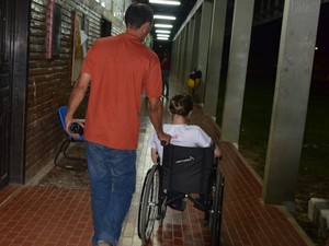 Bezerra da apoio à filha durante as aulas na Ufac. (Foto: Nathacha Albuquerque)