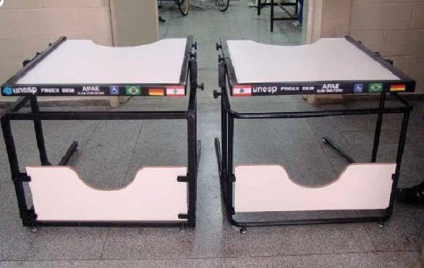 Dois modelos de mesas para cadeirantes: tampo inclinável é uma das vantagens do móvel ergonômico.[Imagem: UNESP]