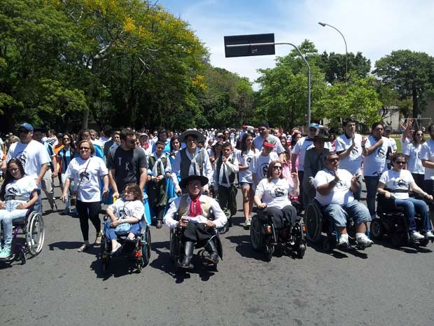 Caminhada reuniu mais de 100 pessoas em Porto Alegre (Foto: Josmar Leite/RBS TV)