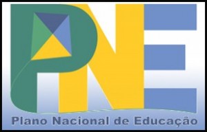 Logotipo do PNE, sob fundo azul, degradê, as letras P, em verde, N, em amarelo, e E, em azul, abaixo escrito Plano Nacional de Educação.