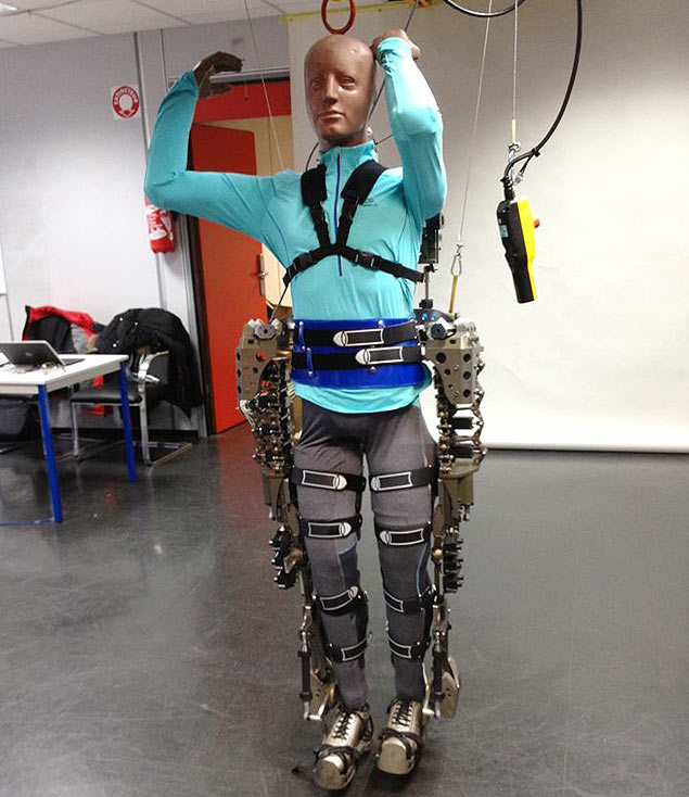 Visão frontal do exoesqueleto desenvolvido pelo grupo de pesquisa do neurocientista Miguel Nocolelis. Foto: Reprodução / Facebook.
