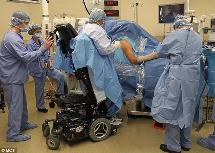 Dr. Ted Rummel trabalha em pé com sua cadeira de rodas especial. Foto: MCT