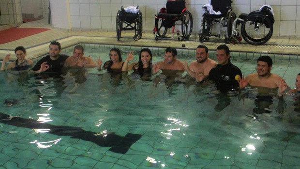 Cadeirantes fazem atividade na piscina, que geram bem-estar e mais independência (Foto: Divulgação)