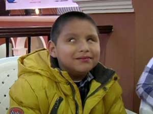 José Antonio Montano Baina é cego, tem apenas 7 anos de idade e toca piano (Foto: BBC)