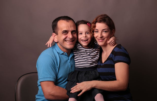 Carlos Edmar Pereira, criador do Livox, ao lado da esposa Aline e da filha Clara, que possui paralisia cerebral e foi inspiração para o aplicativo (Foto: Divulgação/Livox)
