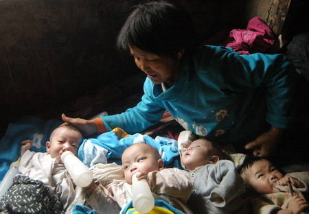 Kong Zhenian e filhos.