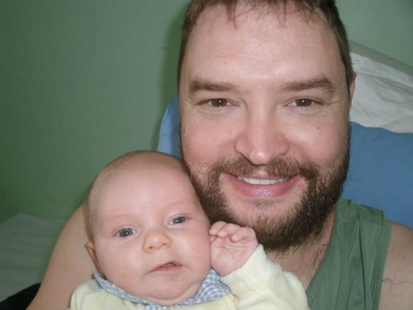 Jonas Kernitskei, de 32 anos, e o filho João Davi, de 3 meses (Foto: Jonas Kernitskei/Arquivo pessoal)