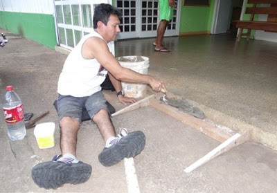 Samuel de Oliveira, 41 anos, construindo uma rampa de acesso ao prédio da Secretaria de Saúde da cidade mato-grossense.